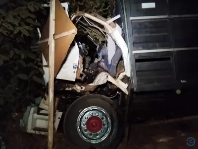 Imagem da notícia Caminhoneiro morre esmagado ao bater na traseira de outro caminhão em Rio Verde